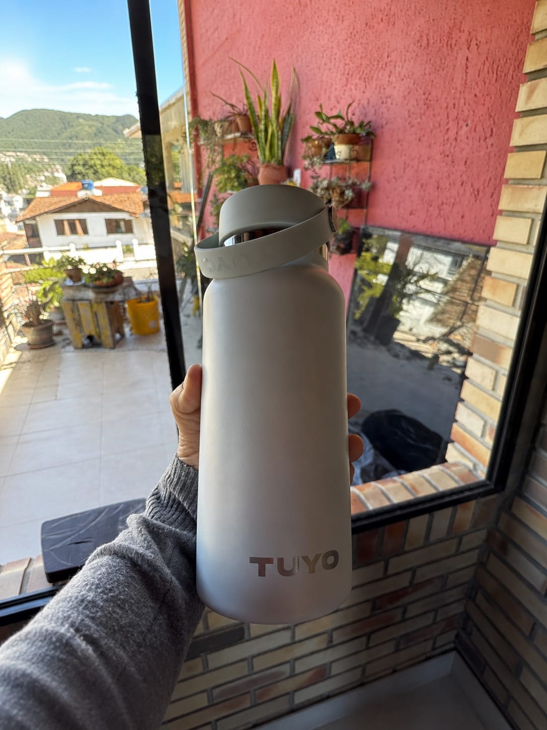 Cliente segurando a garrafa Tuyo